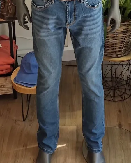 Jeans mit Ledergürtel als Teil desselben Herren-Looks bei Petters Men's Fashion