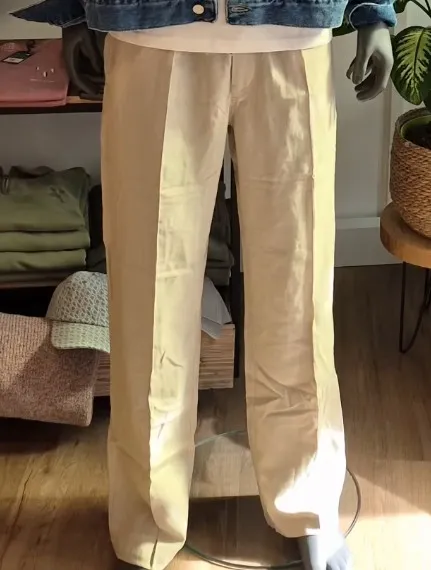 Jeansjacke über hellem T-Shirt kombiniert mit beiger weiter Stoffhose – neu eingetroffener Look bei Petters Men's Fashion