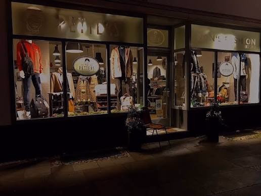 Beleuchtetes Schaufenster von Petters Men's Fashion bei Nacht mit Herrenmode-Auslage in Krefeld-Hüls